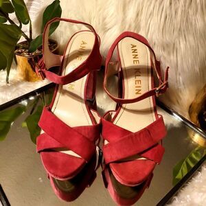 Anne Klein pink platform 👡 sandals